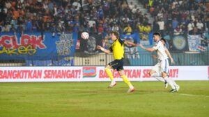 Oxford United Sindir Paulinho Arema yang Lolos Kartu Merah Usai Cederai Ole Romeny