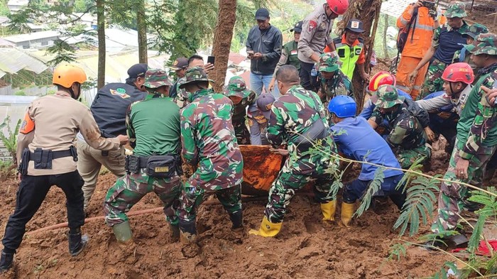 Proses evakuasi korban longsor di Puncak Bogor oleh tim SAR gabungan